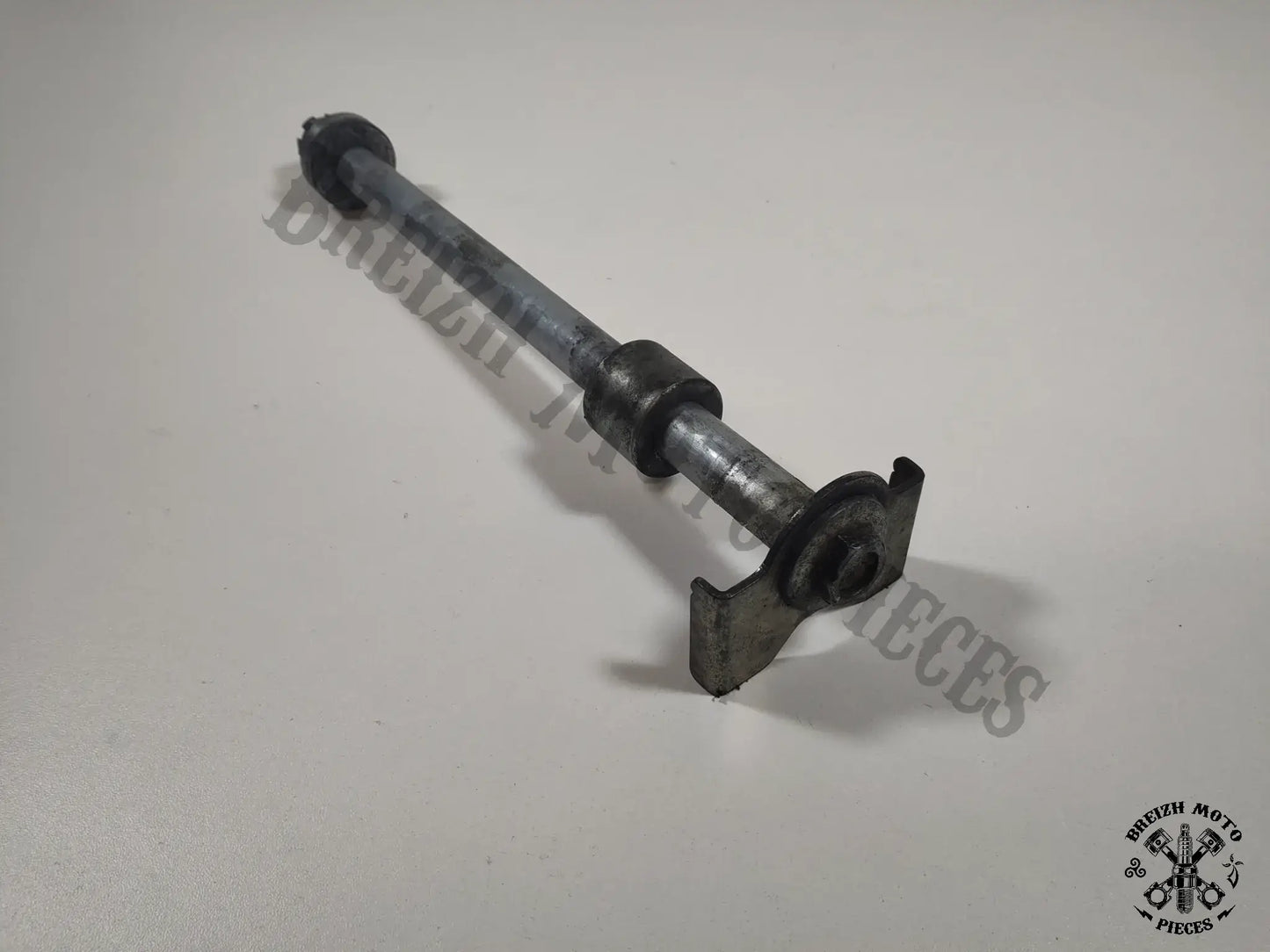 Axe de roue arrière