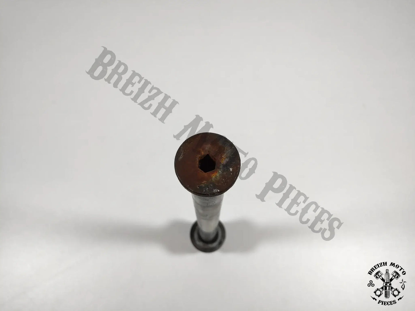 Axe de roue arrière
