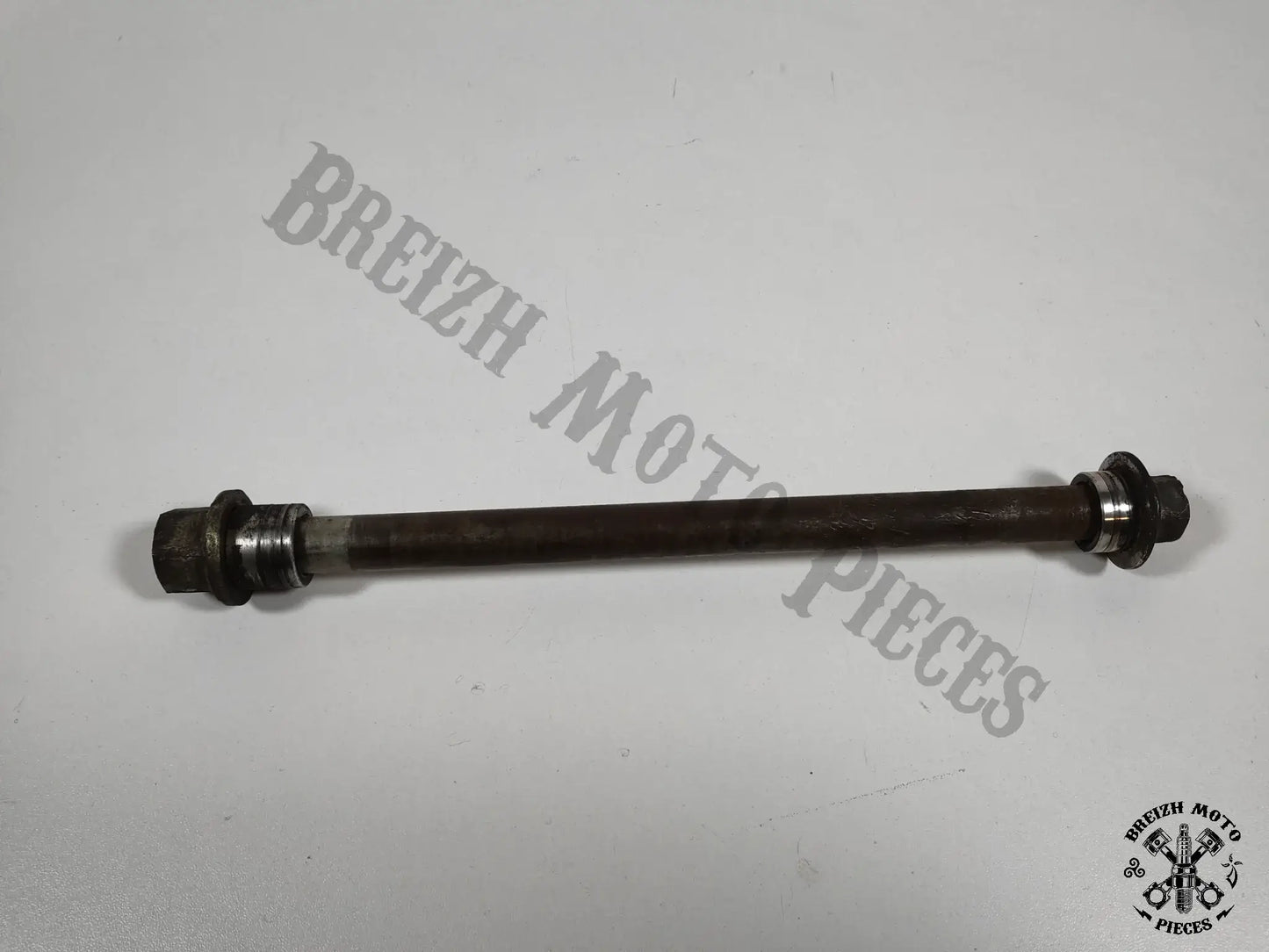 Axe de roue arrière