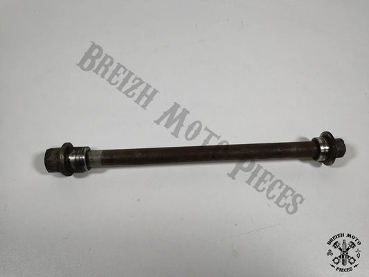 Axe de roue arrière