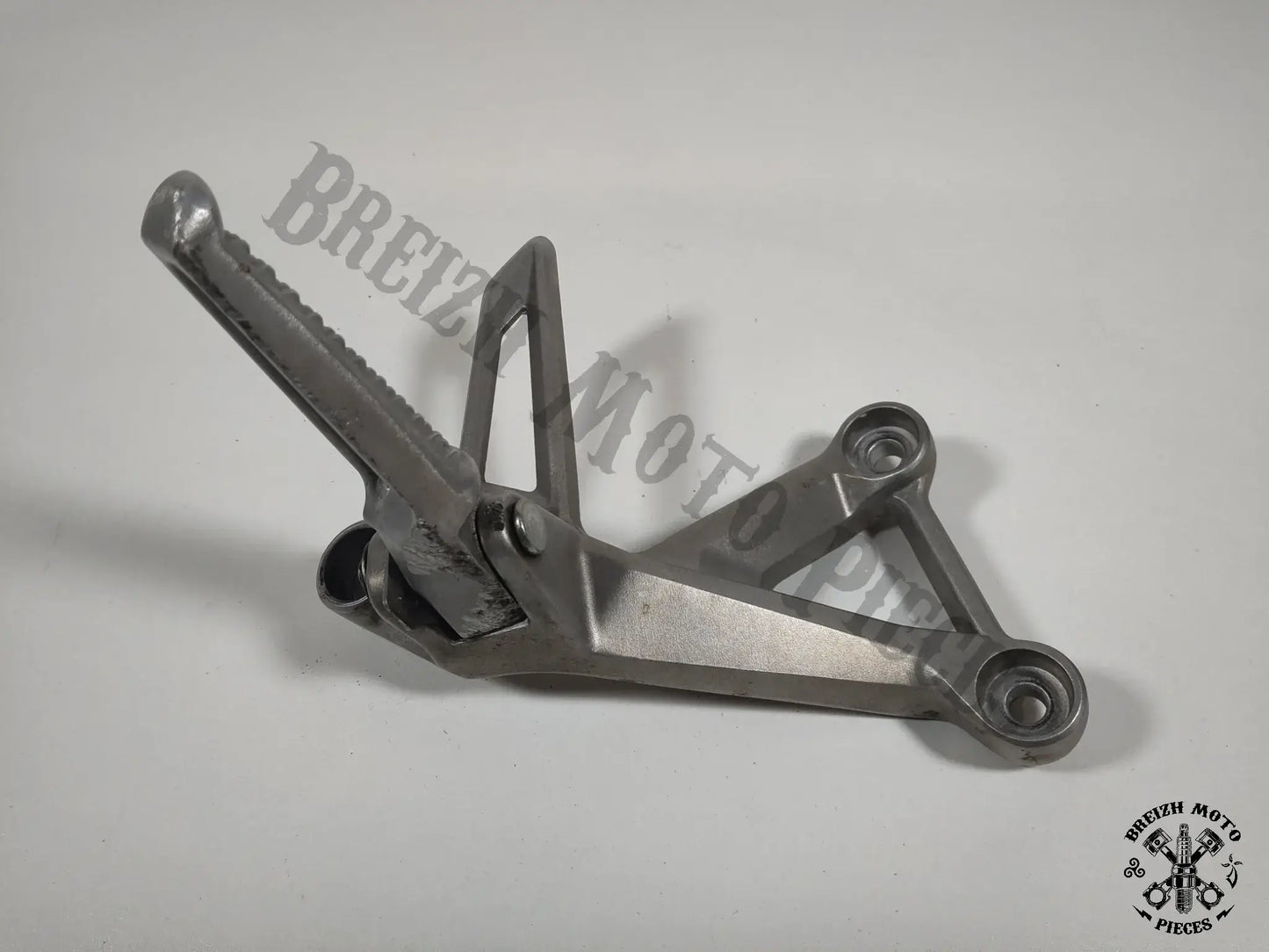 Platine de repose pied arrière droit