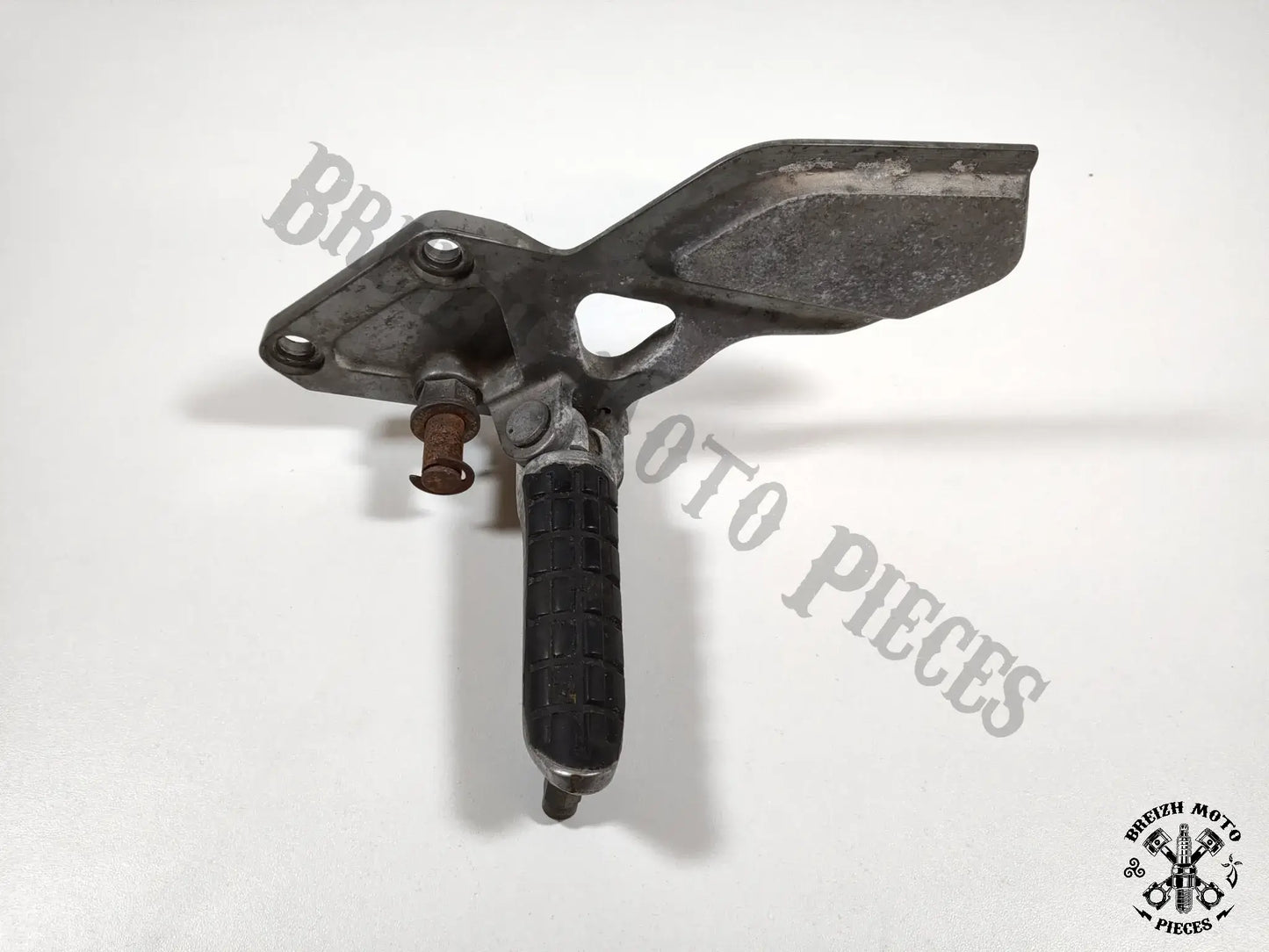 Platine de repose pied avant gauche