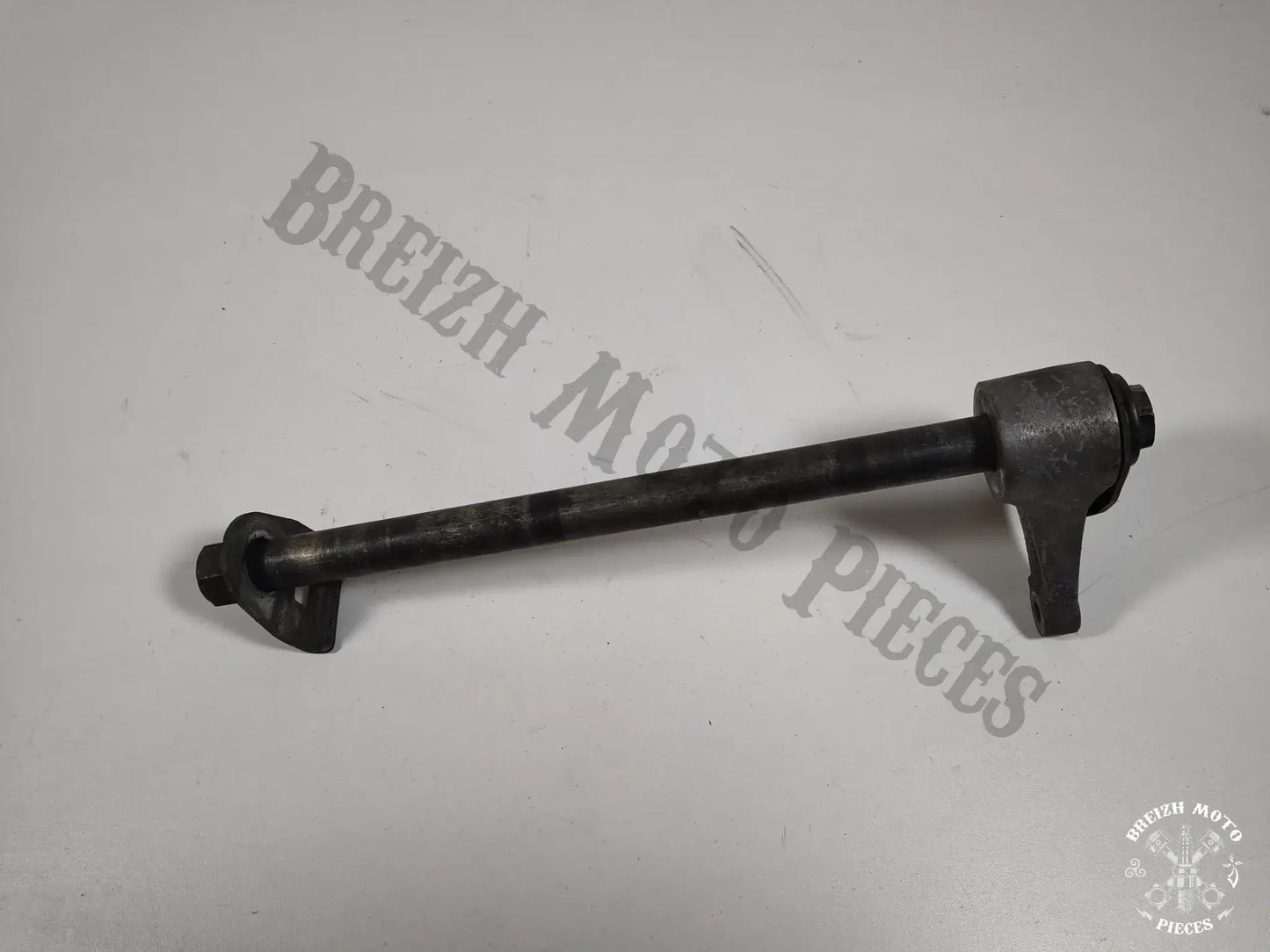 Axe de roue arrière