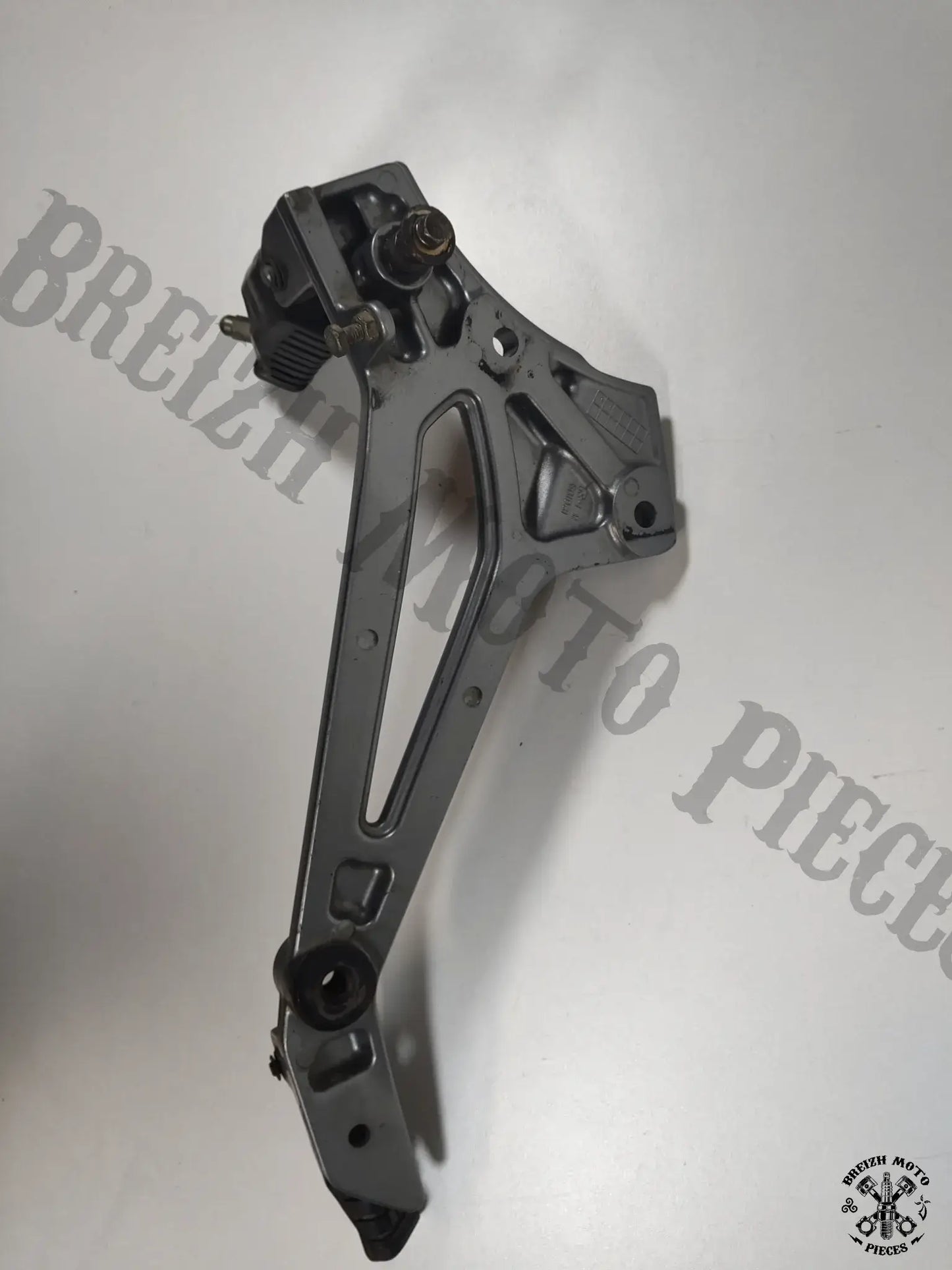 Platine de repose pied droit