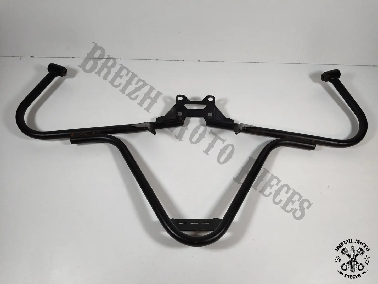 Crash bar face avant