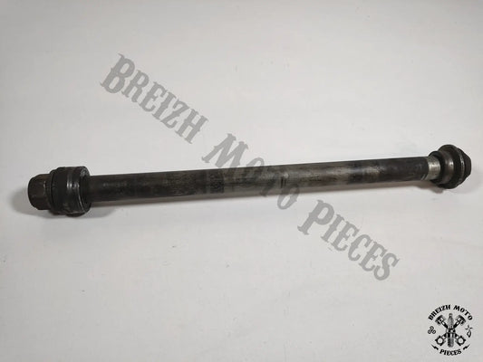 Axe de roue arrière