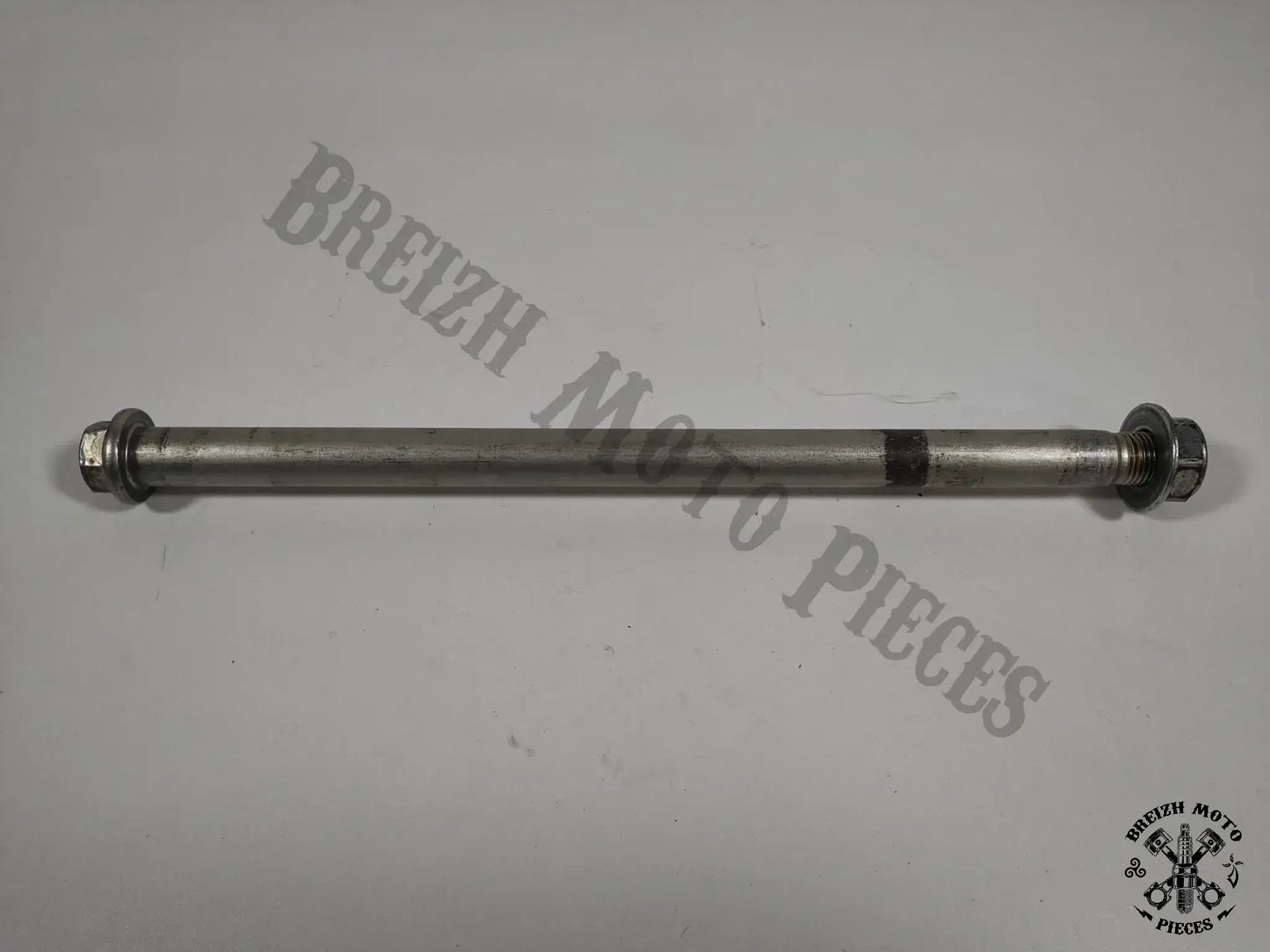 Axe de roue arrière