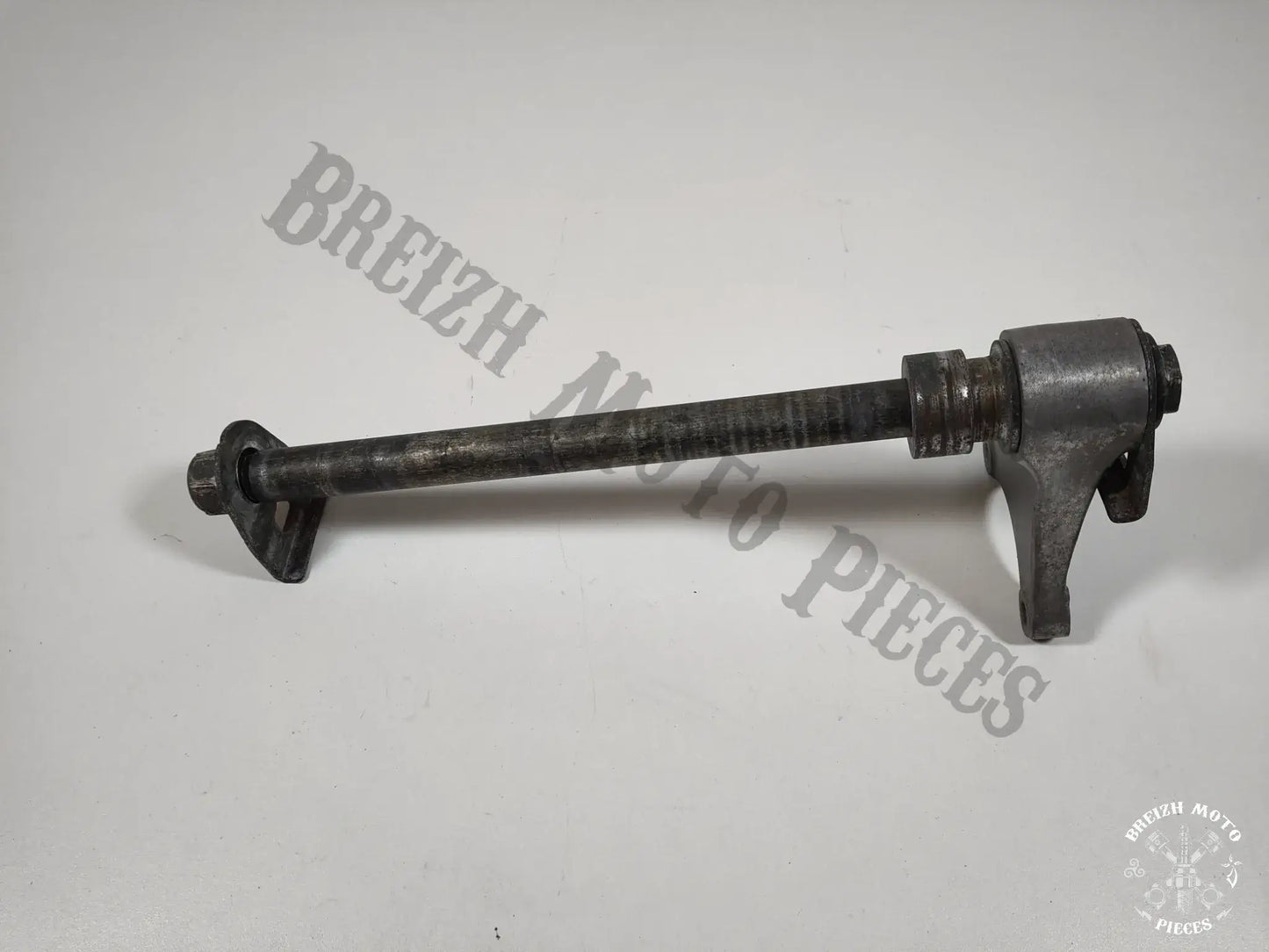 Axe de roue arrière