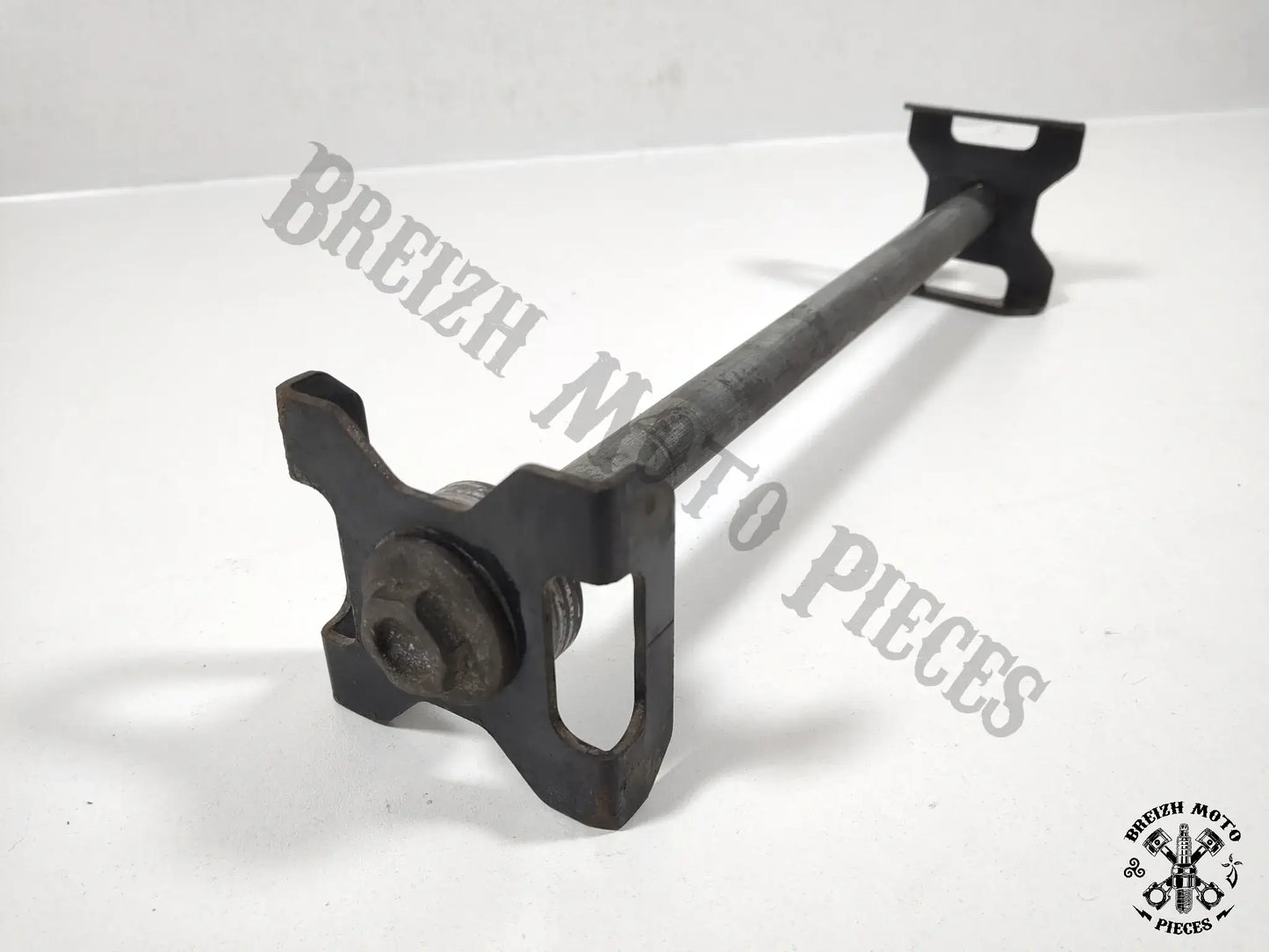 Axe de roue arrière