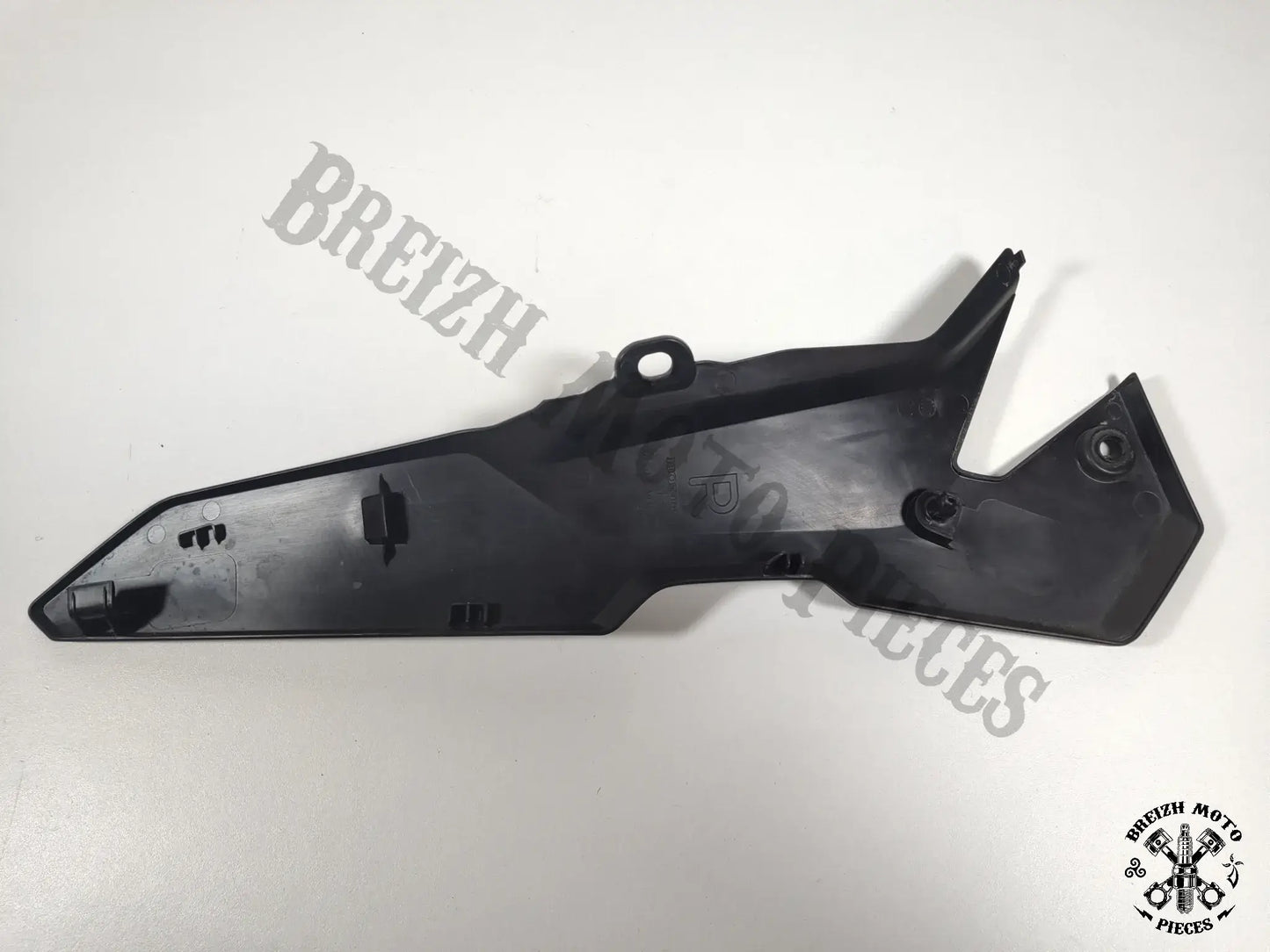 Caches latéral droit