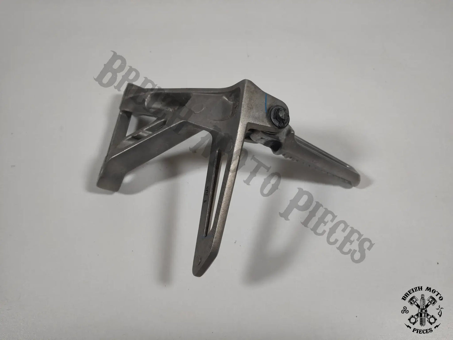 Platine de repose pied arrière gauche