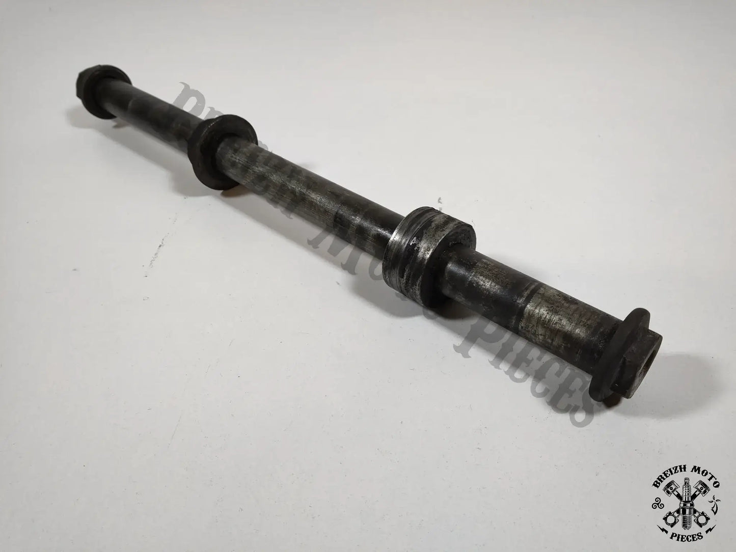 Axe de roue arrière