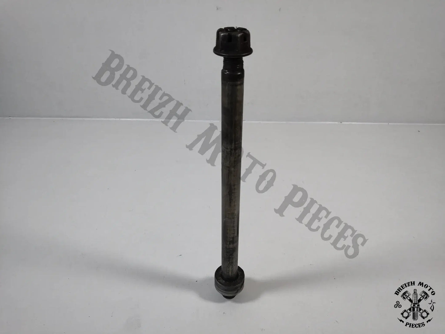 Axe de roue arrière