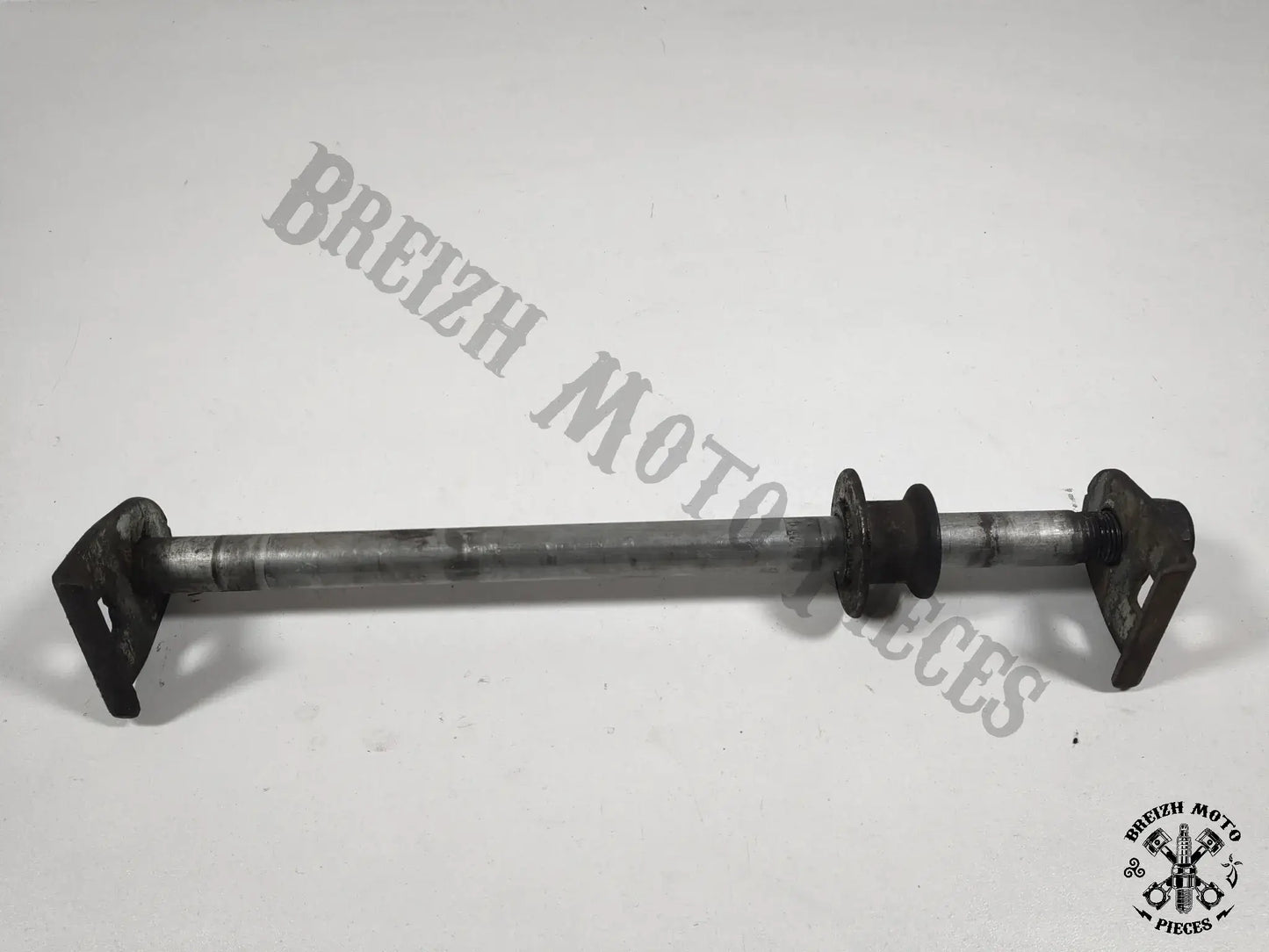 Axe de roue arrière