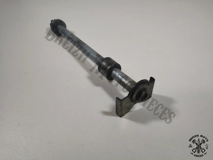 Axe de roue arrière