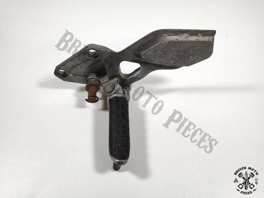 Platine de repose pied avant gauche
