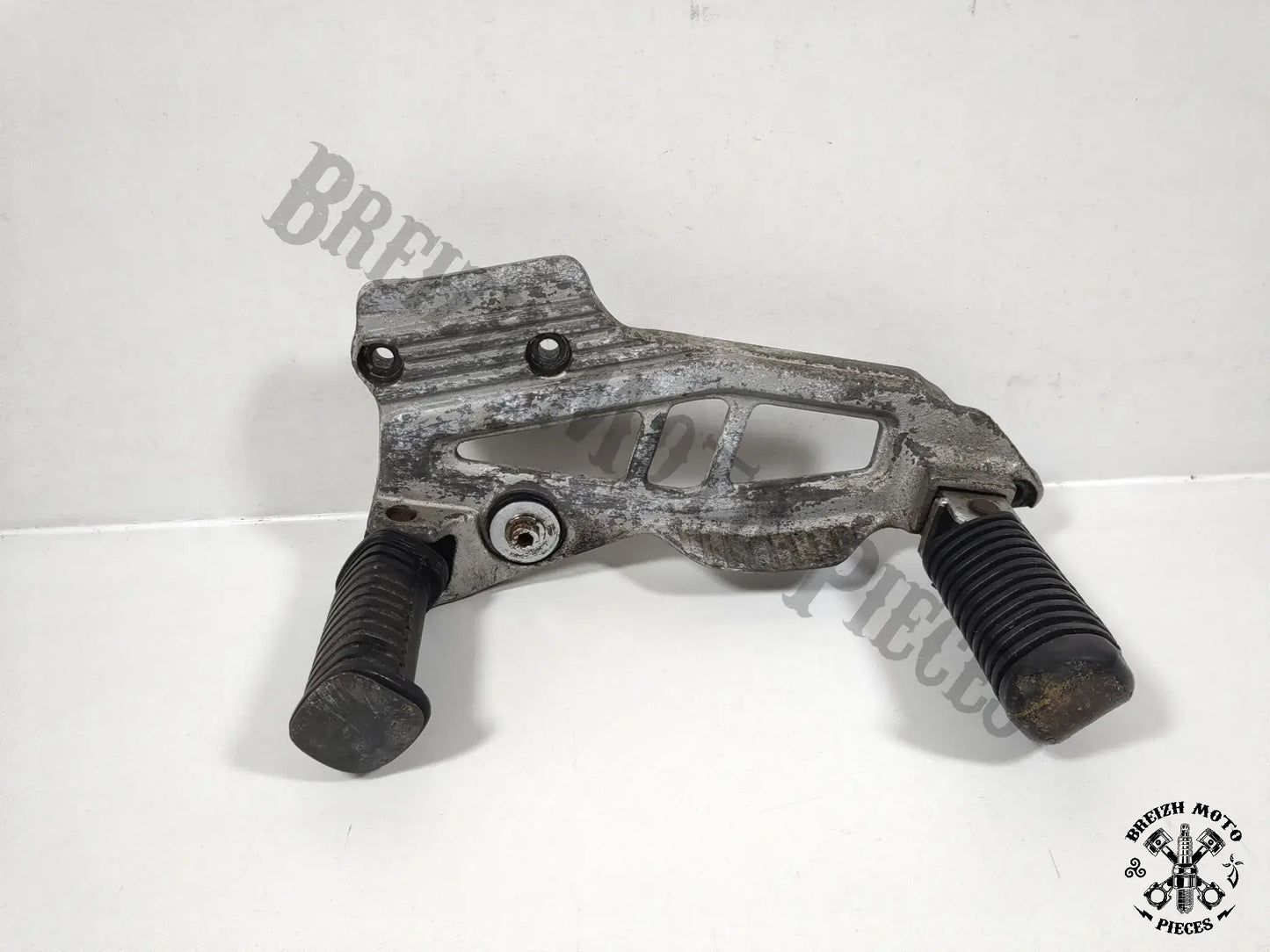 Platine repose-pieds droite