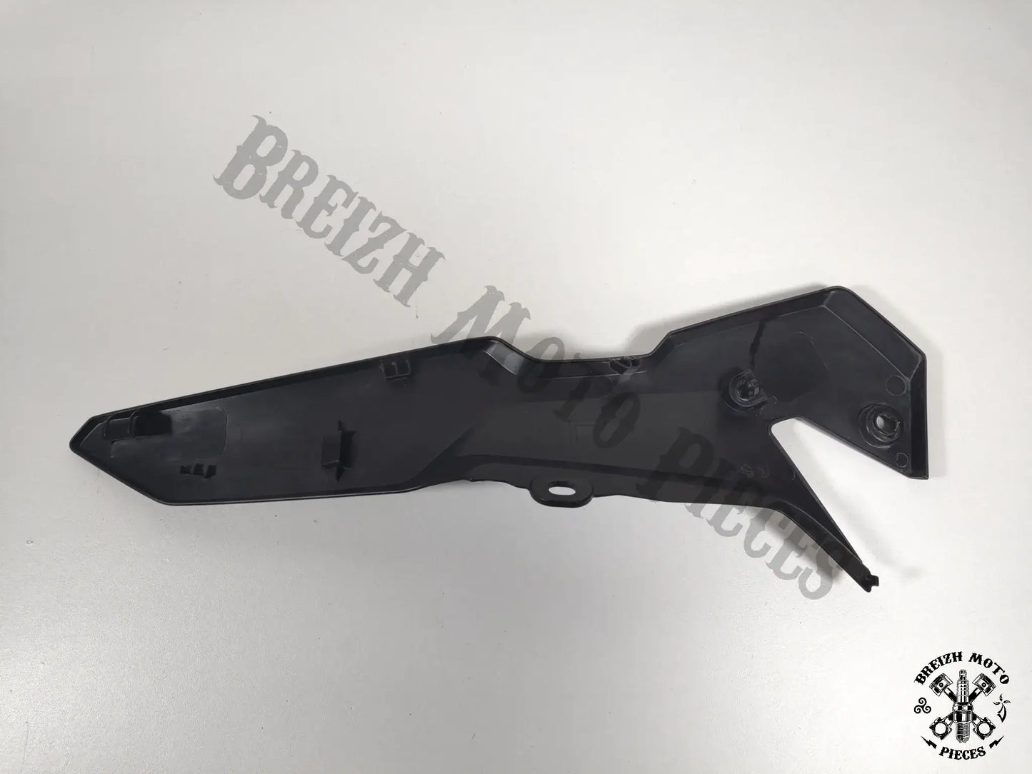 Cache latéral gauche