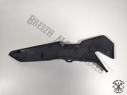 Cache latéral gauche