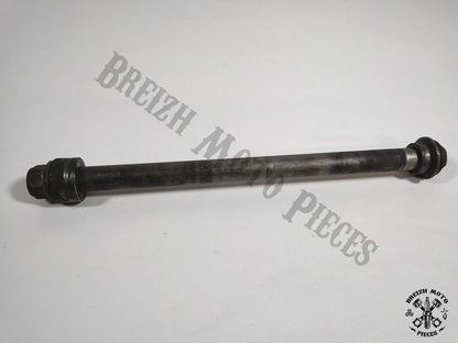Axe de roue arrière