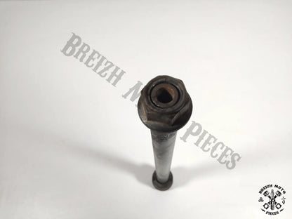 Axe de roue arrière
