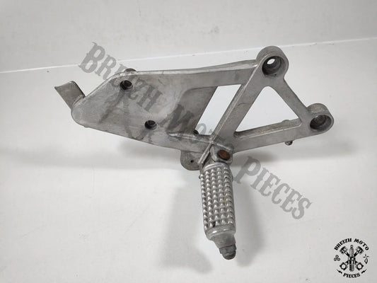 Platine de repose pied droite