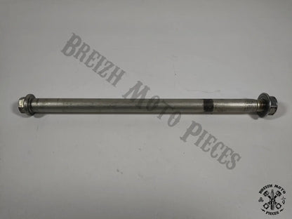 Axe de roue arrière