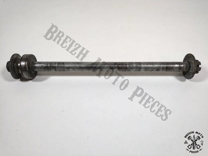 Axe de roue arrière