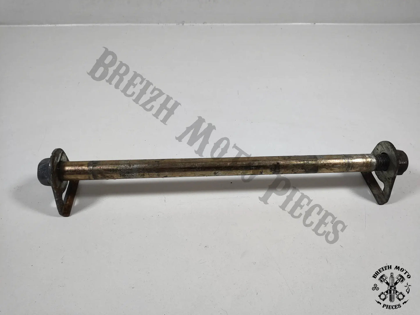 Axe de roue arrière