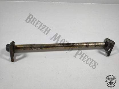 Axe de roue arrière