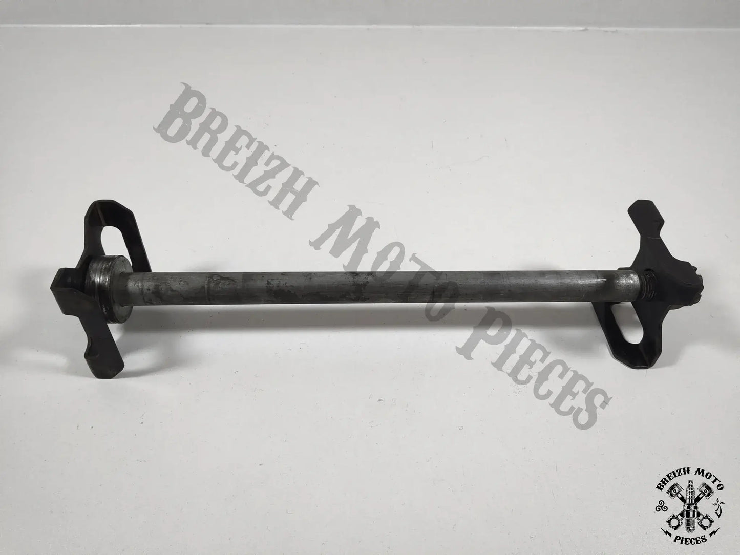 Axe de roue arrière