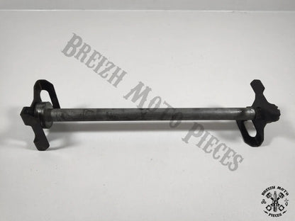 Axe de roue arrière