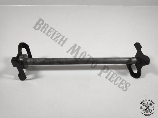 Axe de roue arrière