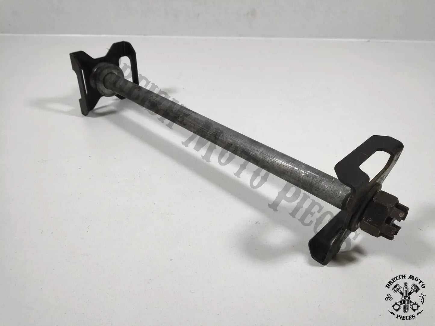 Axe de roue arrière