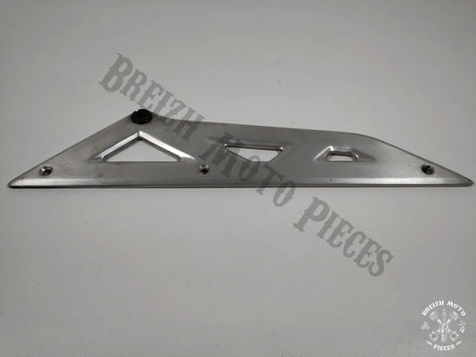 Cache latéral droit