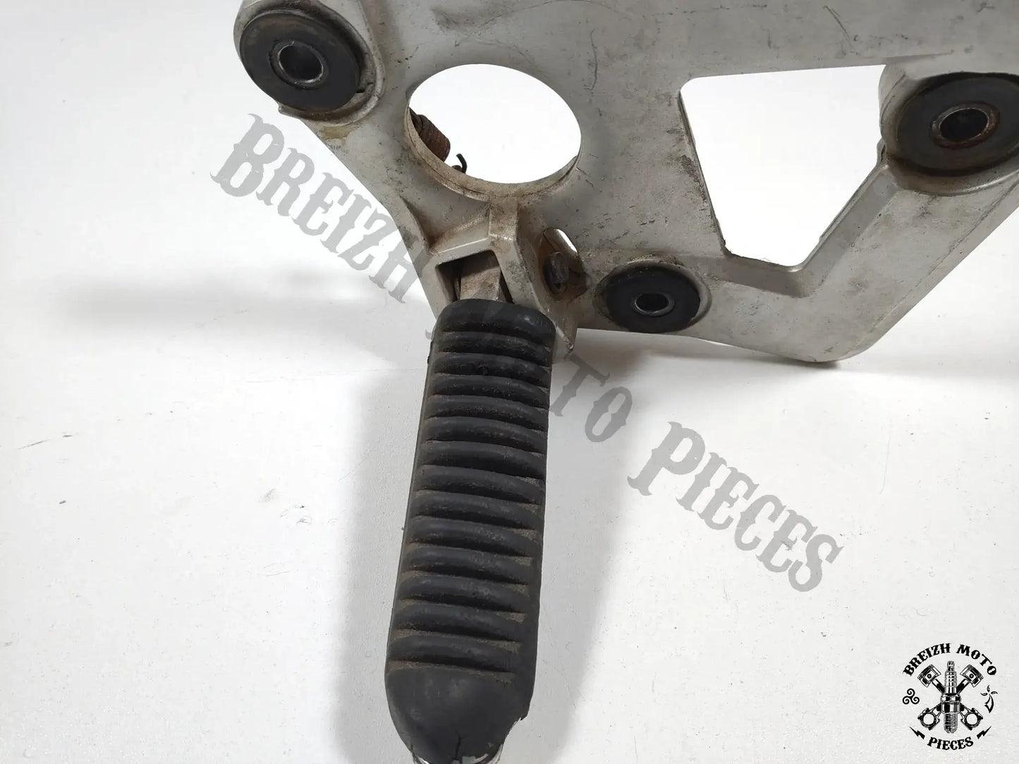 Platine de repose pied droit