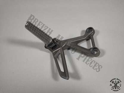 Platine de repose pied arrière gauche