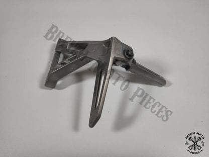 Platine de repose pied arrière gauche