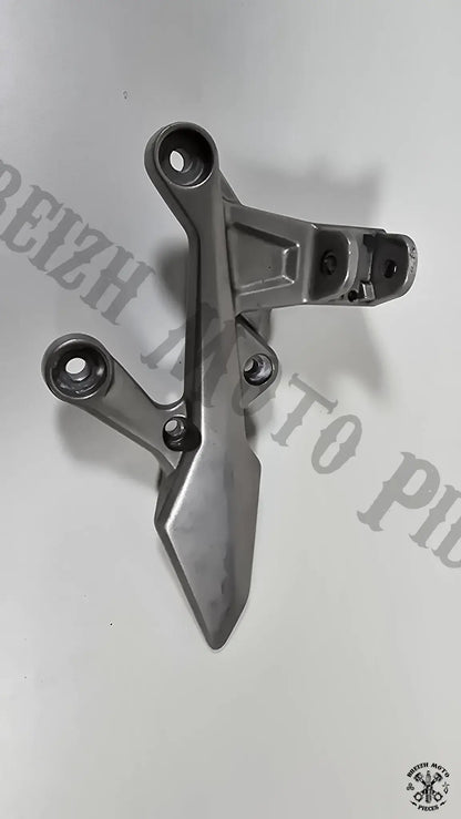 Platine de repose pied droite