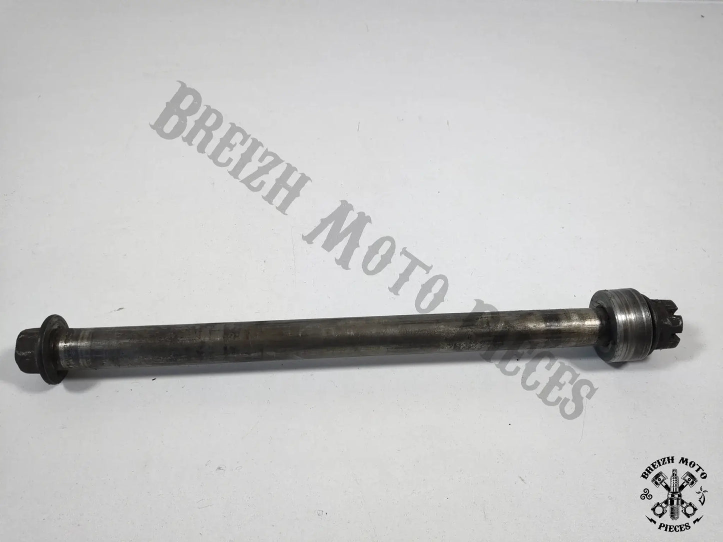 Axe de roue arrière