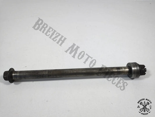 Axe de roue arrière