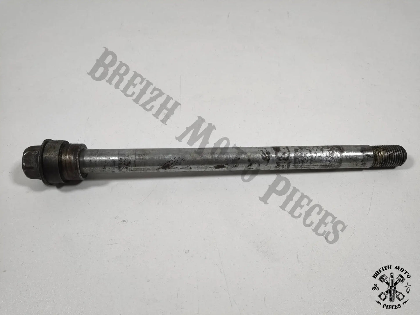 Axe de roue arrière