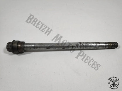 Axe de roue arrière