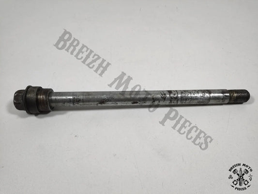 Axe de roue arrière