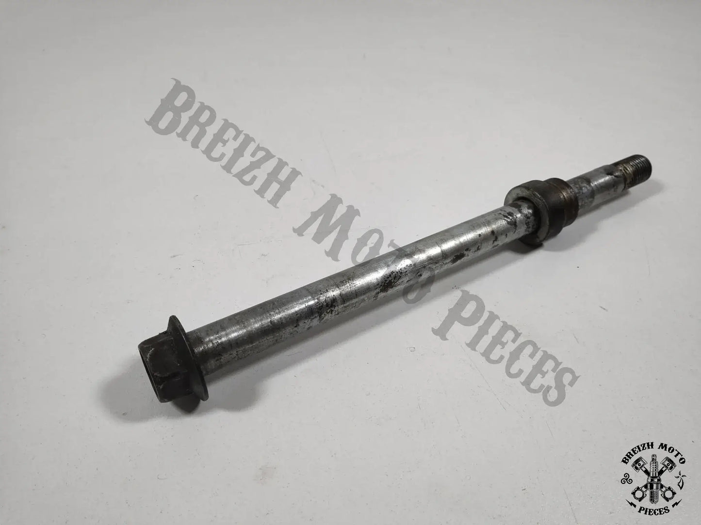 Axe de roue arrière