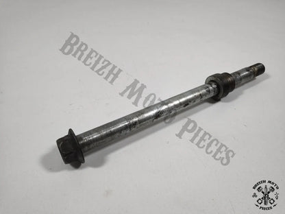 Axe de roue arrière