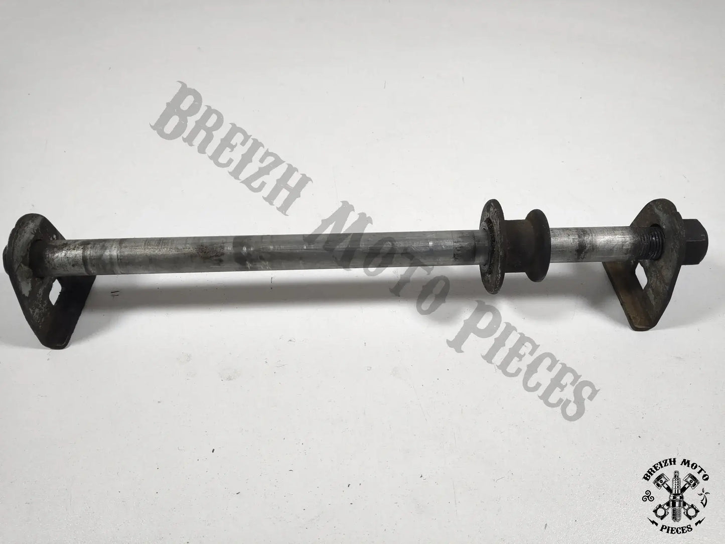 Axe de roue arrière