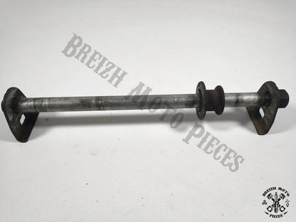 Axe de roue arrière